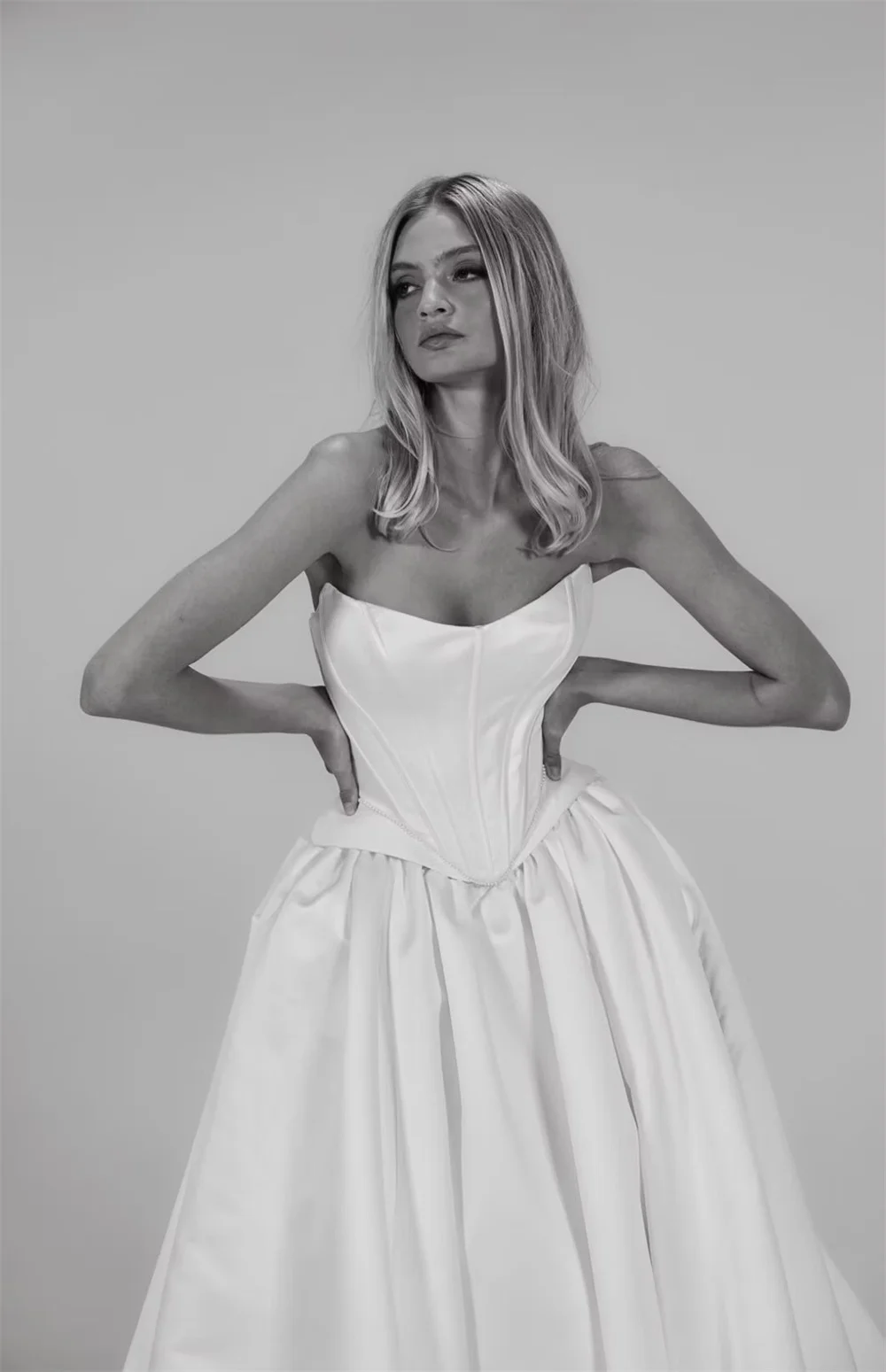 Tokyo Customized Elegant Strapless Wedding Dresses Sleeveless A-Line Satin Bridal Gowns 2025 White Court Train Wedding Gowns