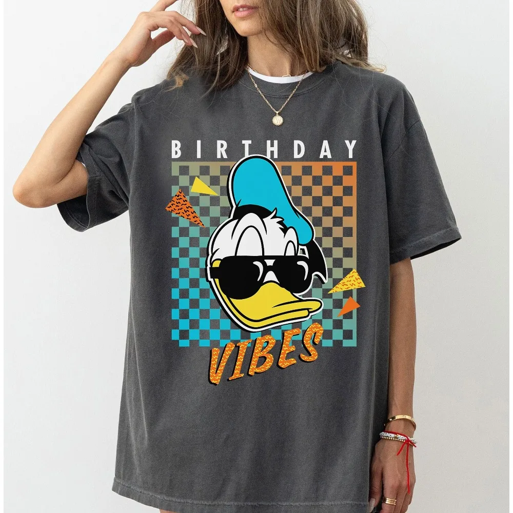 قميص ديزني دونالد داك لعيد الميلاد 80s، قميص صورة دونالد داك، ميكي والأصدقاء، موضوع عيد الميلاد، عائلة ديزني لاند