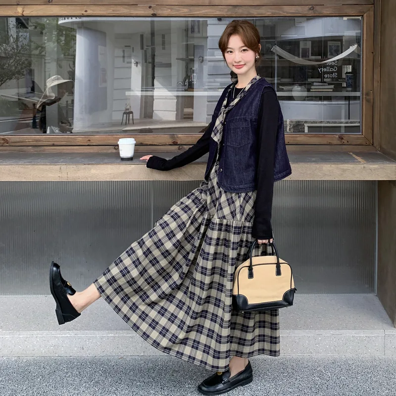 

Осень 2024, новая повседневная однотонная нижняя рубашка + свободный ковбойский жилет + клетчатая полуюбка, женский модный милый комплект из трех предметов