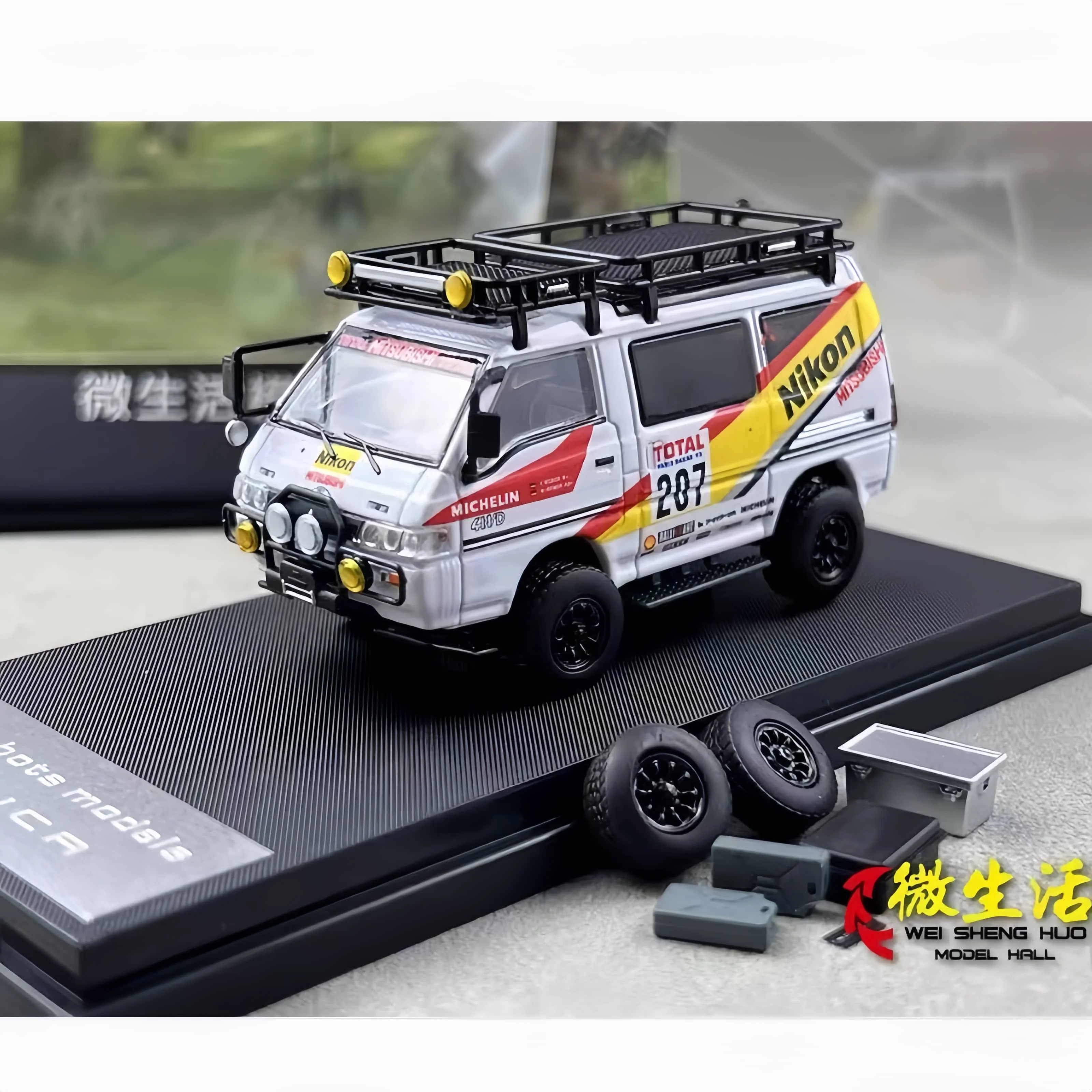 Autobots 1:64 Delica 3rd Generation Wagon 4x4 Off-road modified alloy car model - with accessories