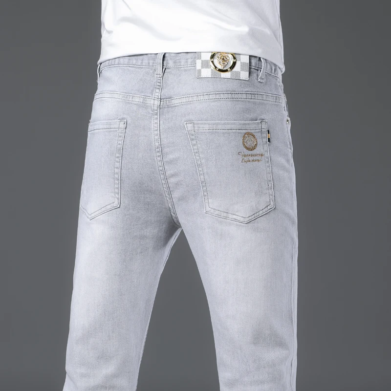 Jeans stretch en coton léger, coupe droite slim, troggers décontractés, haut de gamme, stretch fin, gris clair, luxe, été, 2024