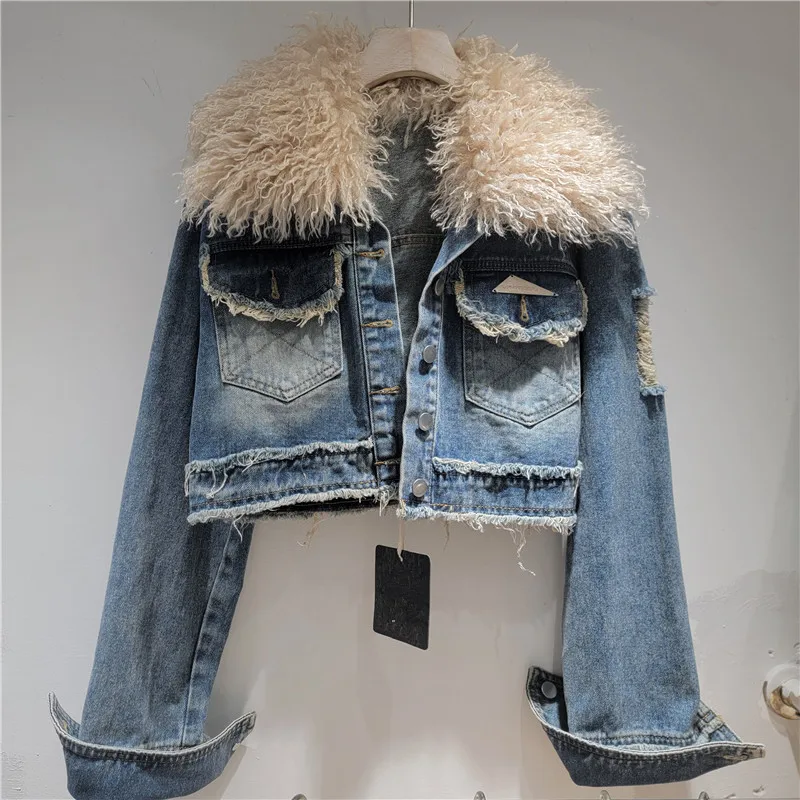 Esta versão destaca a combinação única de elegância “inspirada no designer” com detalhes envelhecidos “edgy”.