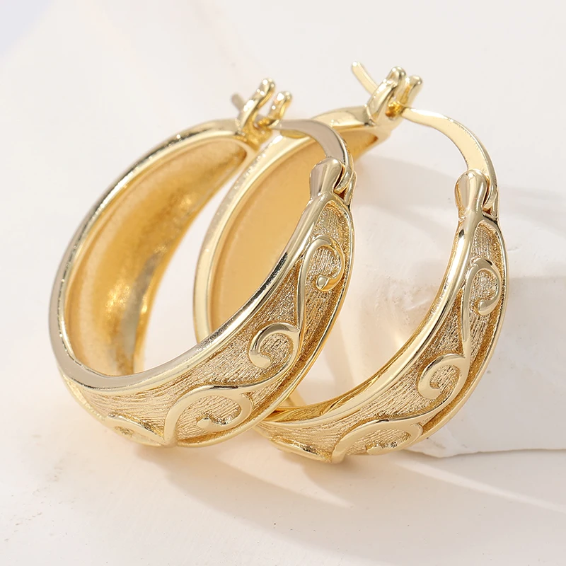 Einfache Modische Creolen für Damen Klassische Goldfarbene Metall-Ohrringe mit Handgraviertem Muster – Detail 6