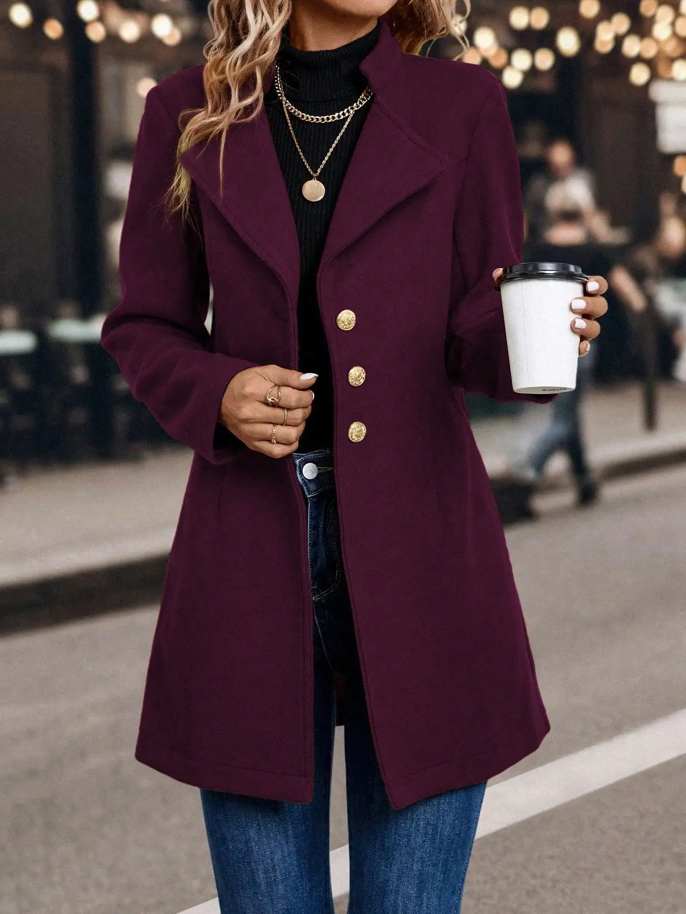 Damski burgundowy płaszcz jednorzędowy z długim krojem i złotymi guzikami, elegancka odzież wierzchnia na jesień i zimę.