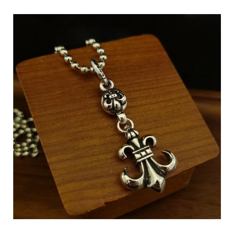

Chaoxuan Luo Xin Cross Is An Old Craft Scout Flower Necklace. The High Version Does Not Fade, and The Personality Is Retro.