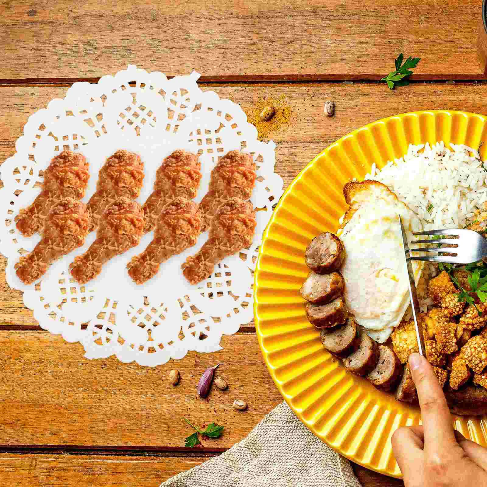 BESTOMZ 100 centrini monouso in carta di pizzo bianco che assorbono l'olio, per torte, per imballaggio, con rivestimento in carta da 55" (modello casuale)