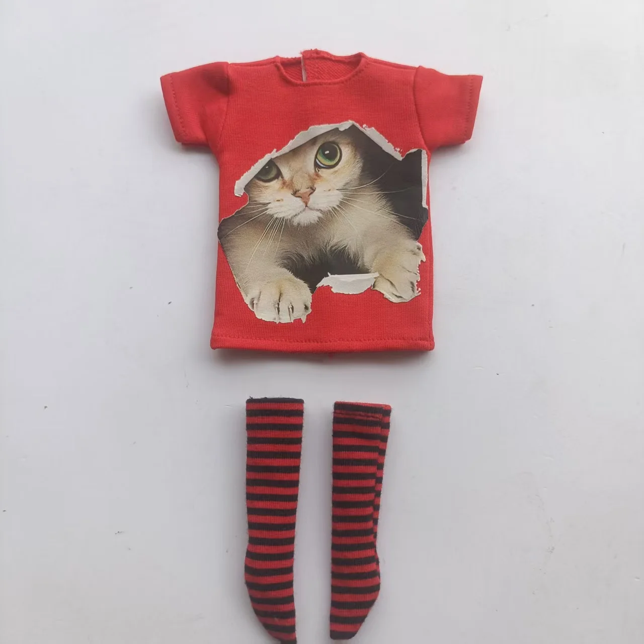Handgefertigte OB24 1/6 Puppenkleidung, Cartoon-Print Kurzarm-T-Shirt + gestreifte Socken, kann als Zubehör für 1/6 Puppen verwendet werden. – Detail 23