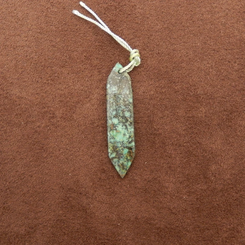 

Африканский бирюзовый кулон в форме копья, натуральный землистый зеленый драгоценный камень, текстовые включения, кулон для ювелирных изделий, 41x9x3 мм-2,2 г
