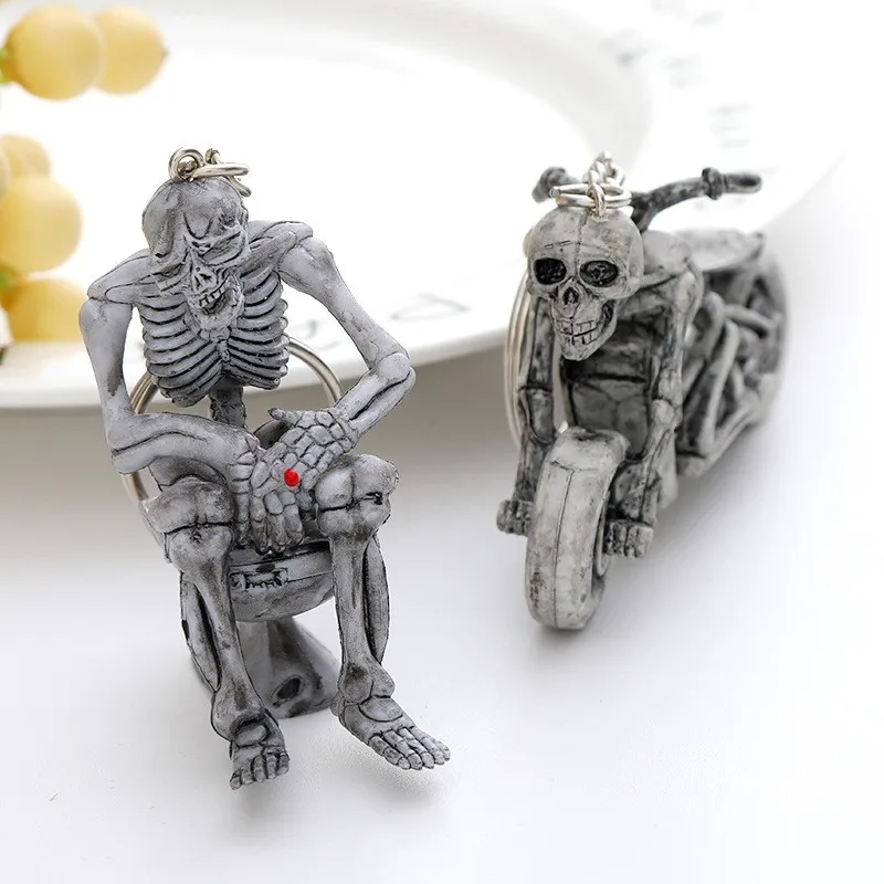Skull Toilet Keychain, Skeleton Sitting on Toilet Keyring, Funny Halloween Spoof Gift, Punk Novelty Key Holder for Men Women