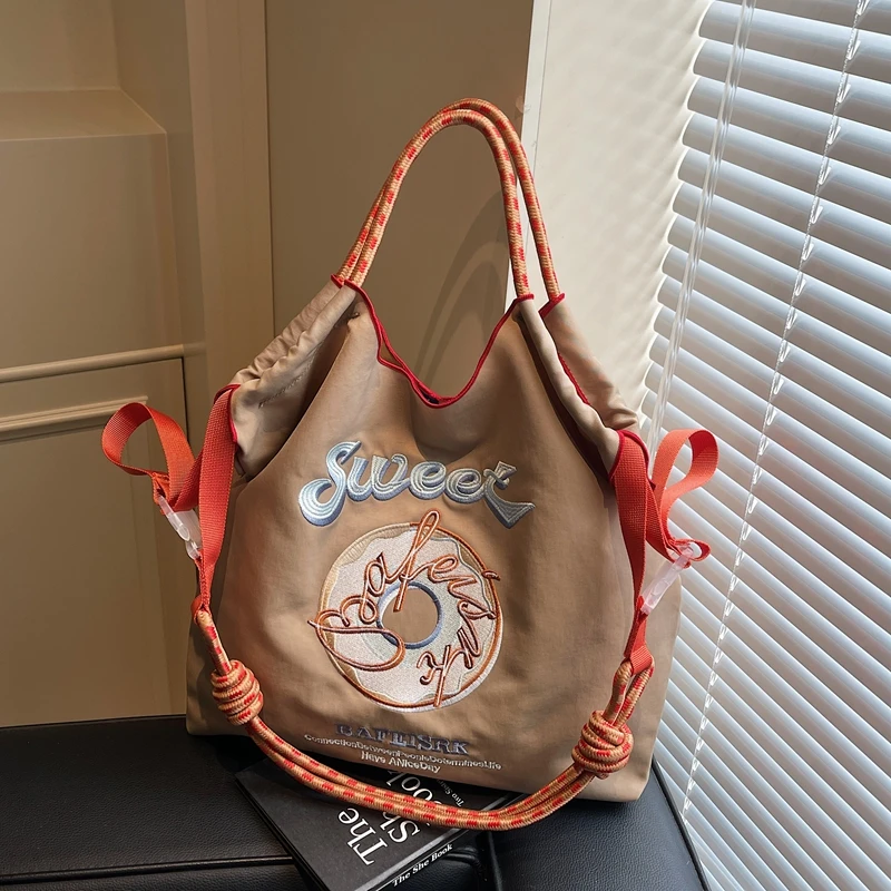 2025 Borse a tracolla e a tracolla con ciambella ricamate squisite di vendita calda primaverile Borse tote portatili solide di grande capacità per le donne