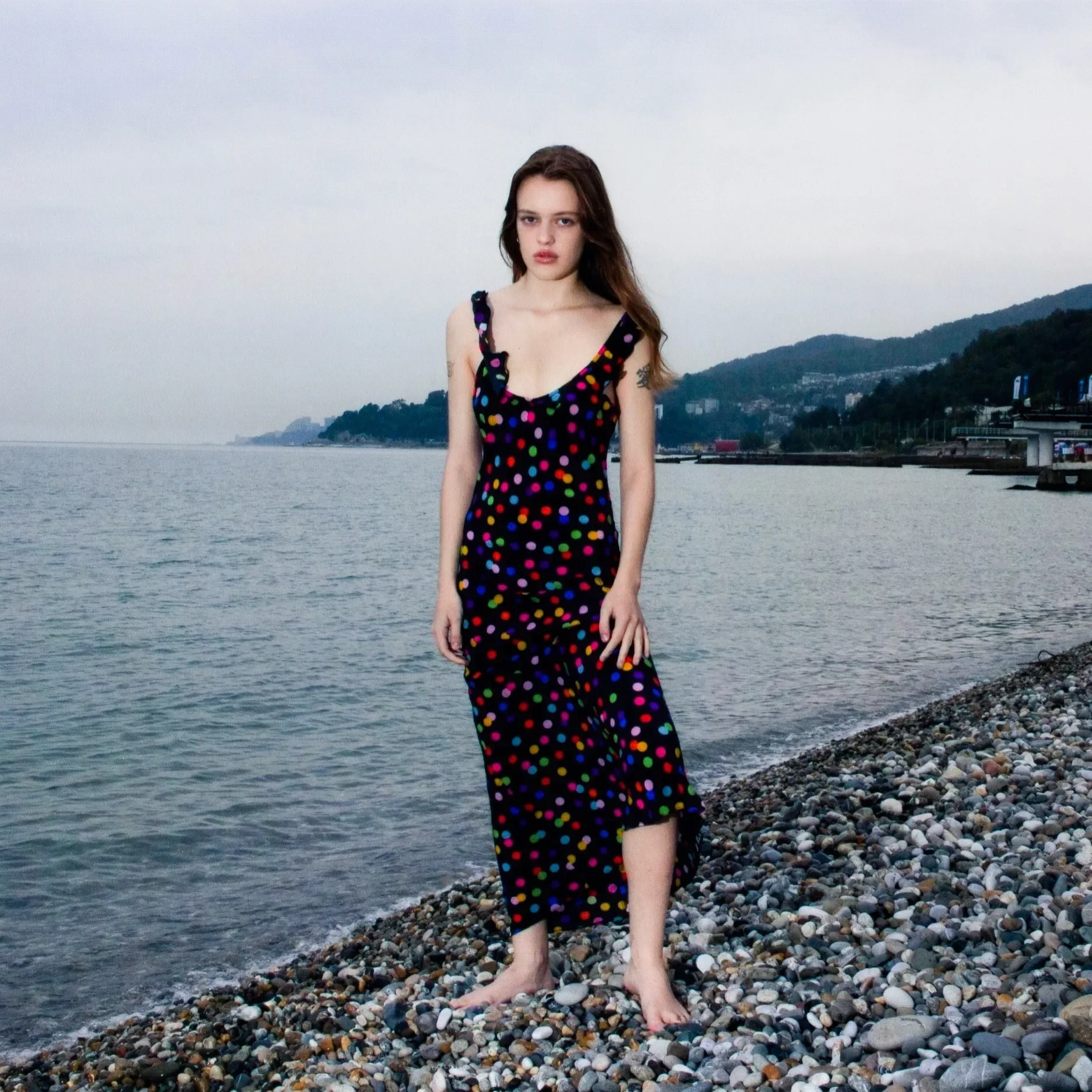 منقطة ملونة، حرير قطري مطبوع فرنسيًا، أكمام طائرة صغيرة، فستان بحاشية كبيرة، فستان طويل أنيق بحمالات