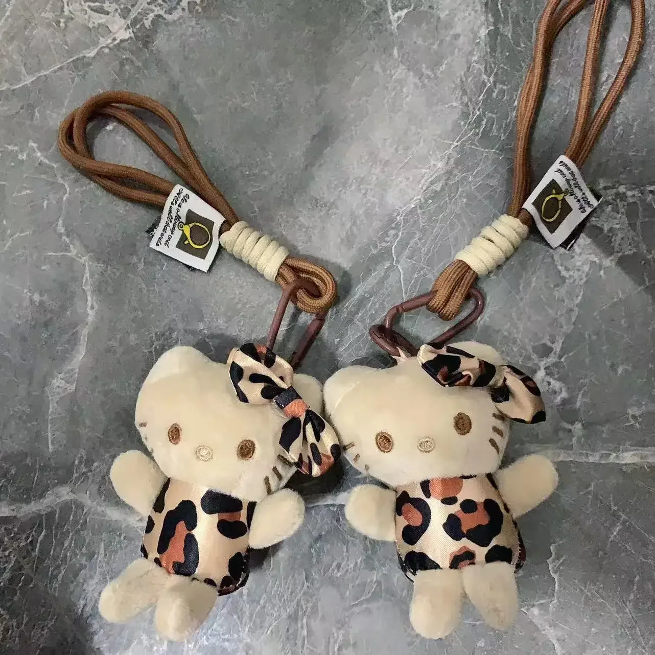 Kawaii bonito sanrio leopardo impressão olá kitty boneca de pelúcia charme chaveiro anime dos desenhos animados kt gato sacos pingente brinquedos presente da menina