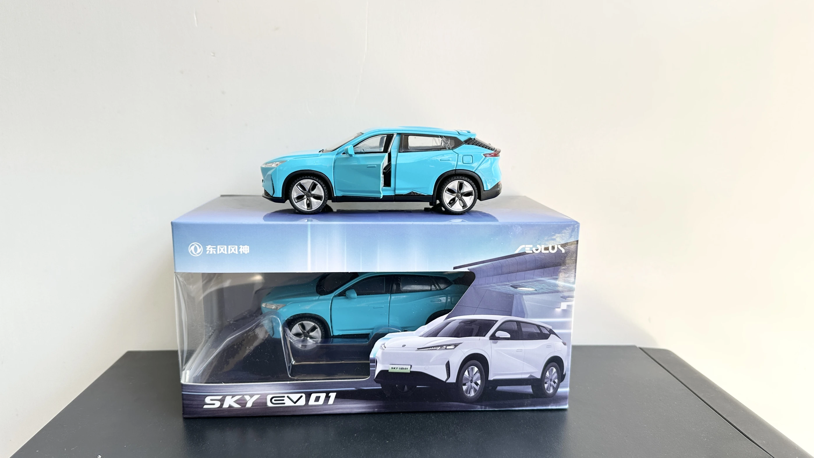 Dongfeng Fengshen Sky 01 Azul 1:32 Modelo de coche de simulación de aleación, adorno de colección de 2 puertas extraíble