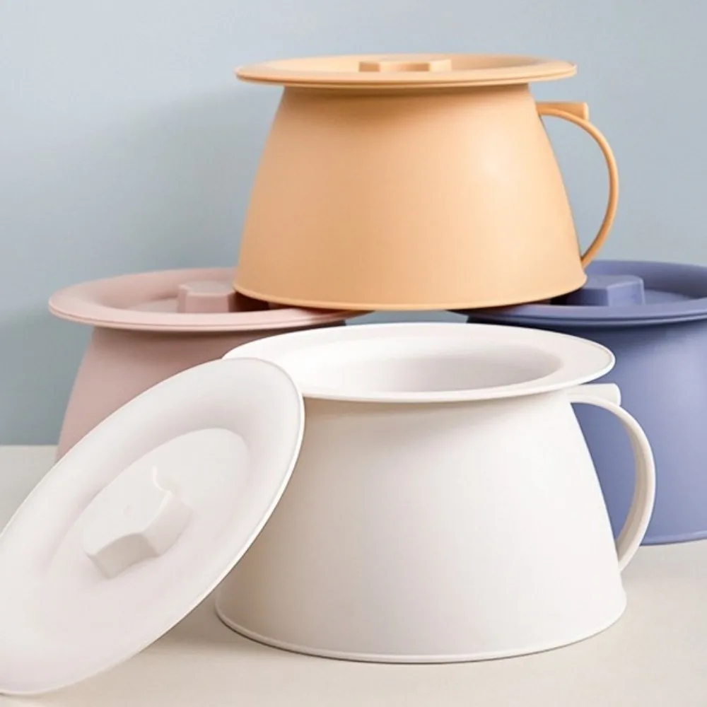 Sanitary 1.5L Chamber Pot Thickened Leak-Proof Spittoon with Handle Plastic Pee Bucket Camping