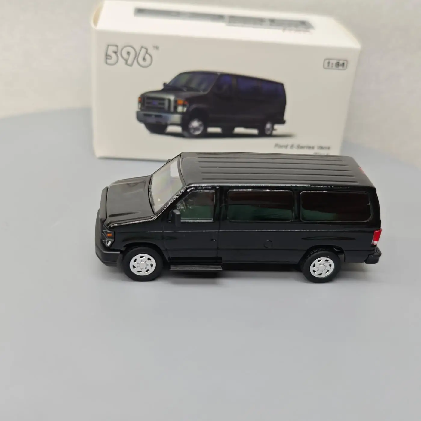

596 1:64 Ford E-Series Vans Ford E350 Black Advanced Collection Орнамент Модели автомобилей