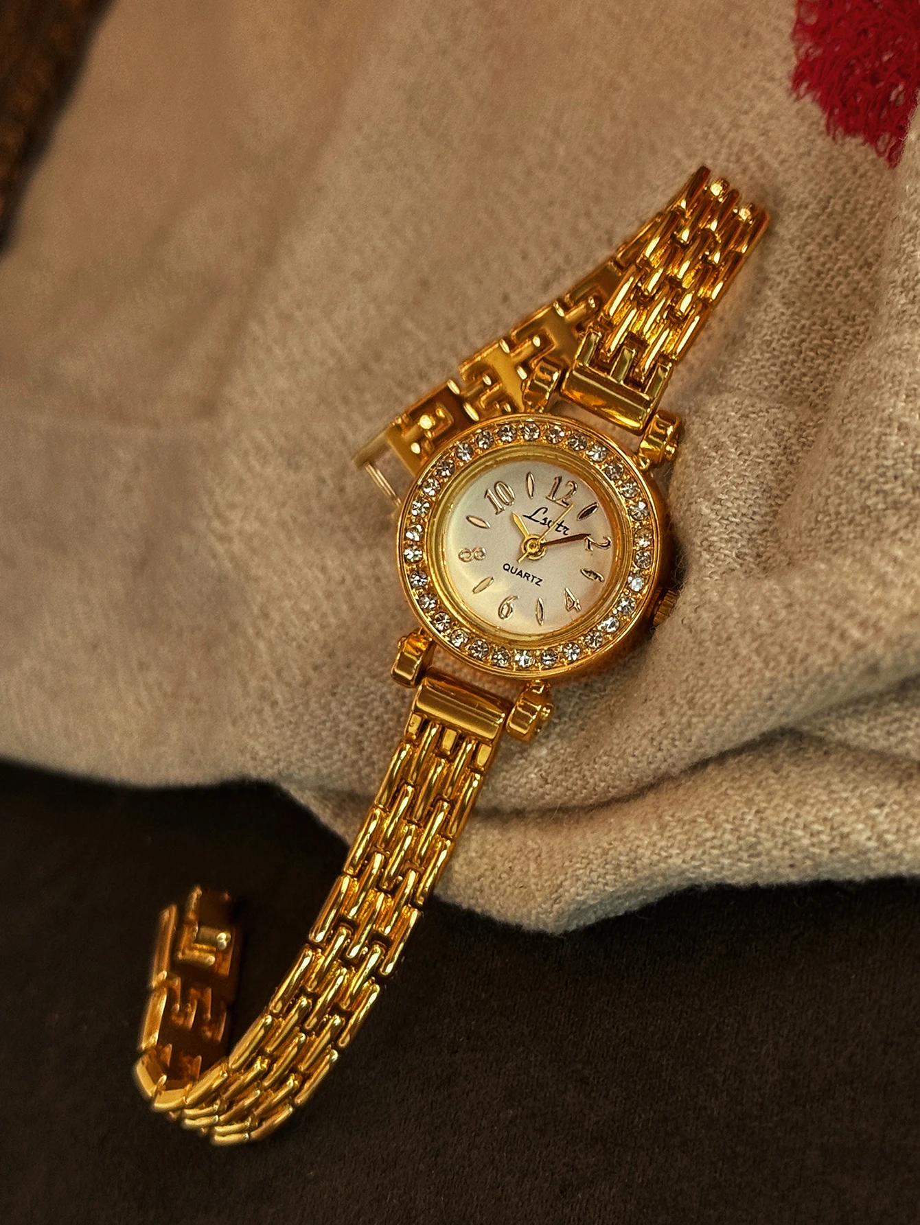 

1 новый золотой женский кварцевый час с простым, но изысканным дизайном, с белым циферблатом и ремешком из нержавеющей стали, женские часы Joker.