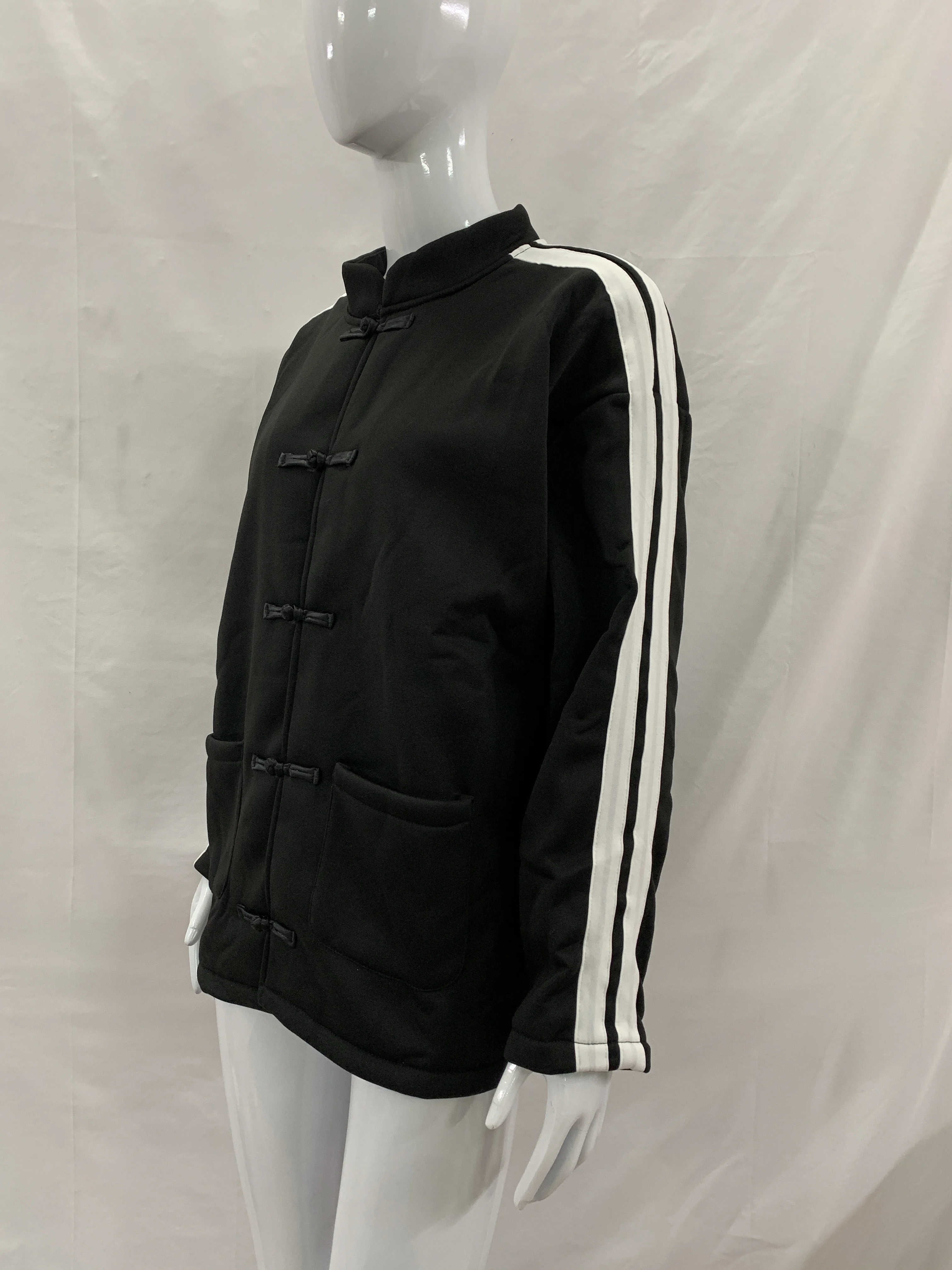 Neuer Strickcardigan im chinesischen Nationalstil mit Streifenmuster, Kragen, Schnalle, doppelten Taschen an den Ärmeln und Kontrastfarben – ein trendiger Mantel. – Detail 9