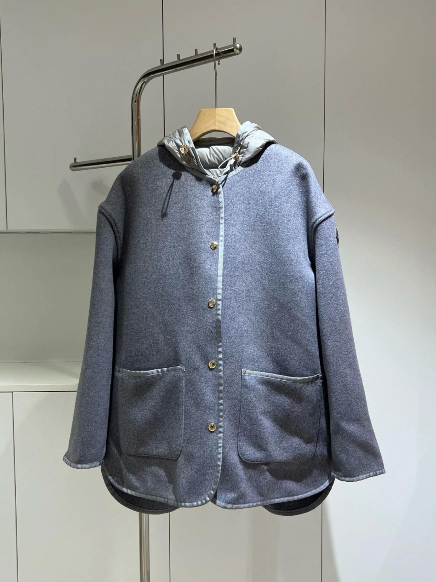 

Куртка-трансформер 3-в-1: кашемировая, с пуховым утеплителем, капюшоном и карманами. Свободный крой, теплая верхняя одежда. Двусторонняя пуховая куртка. Женская мода.