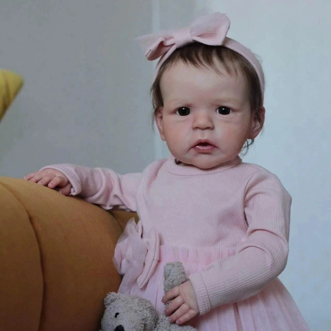 muneca-bebe-reborn-sandie-de-60cm-con-base-realista-con-multiples-capas-de-pintura-piel-3d-venas-visibles-y-cabello-injertado-a-mano
