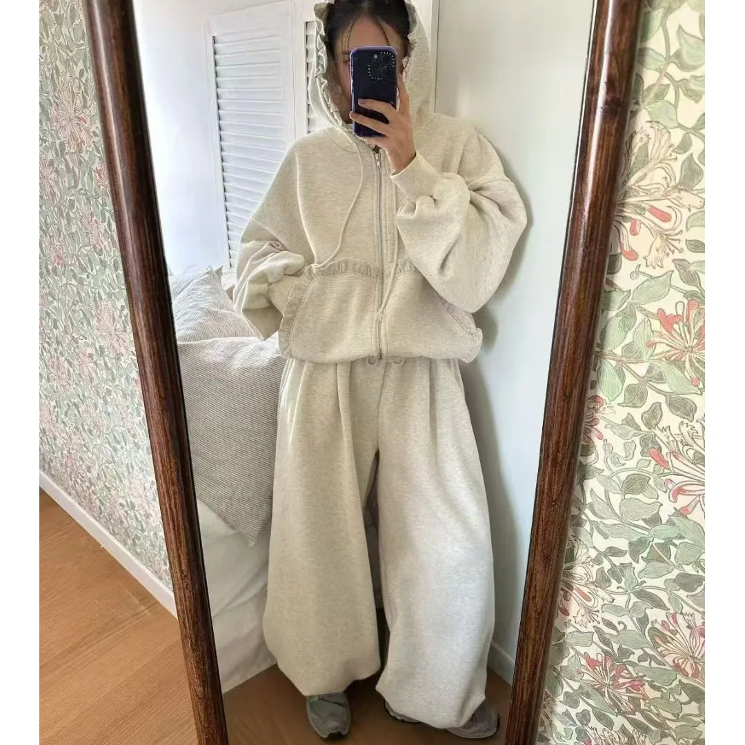 

Женский зимний модный комплект: толстовка с длинными рукавами на молнии с флисовой подкладкой и рюшами, а также повседневные брюки.