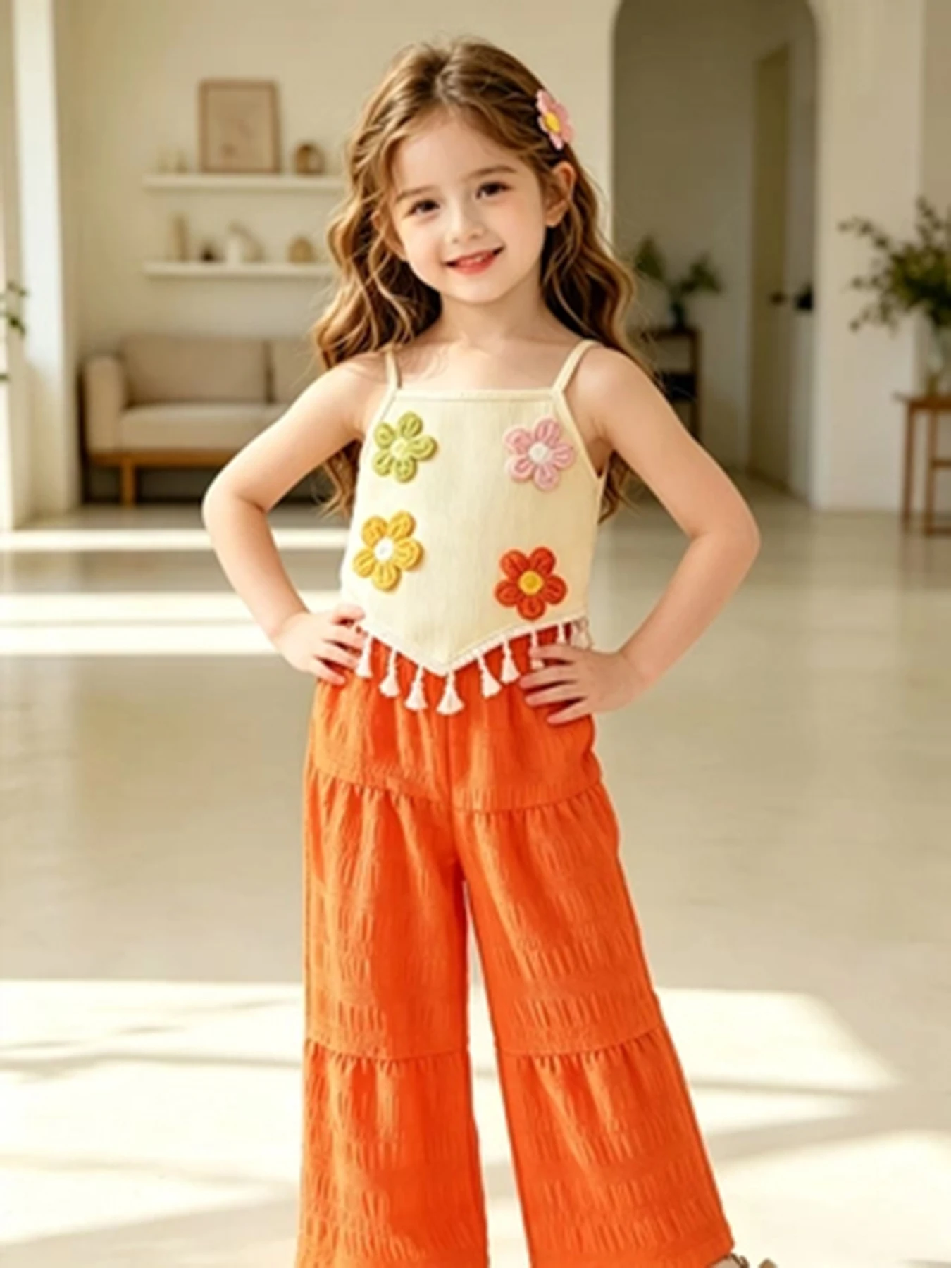 Neu eingetroffen: Sommerliches 3D-Blumen-Cami-Set für Mädchen, Quasten-Cami-Top & orangefarbene, plissierte Weitbein-Hose, lässiges 2-teiliges Outfit für Mädchen. – Detail 1
