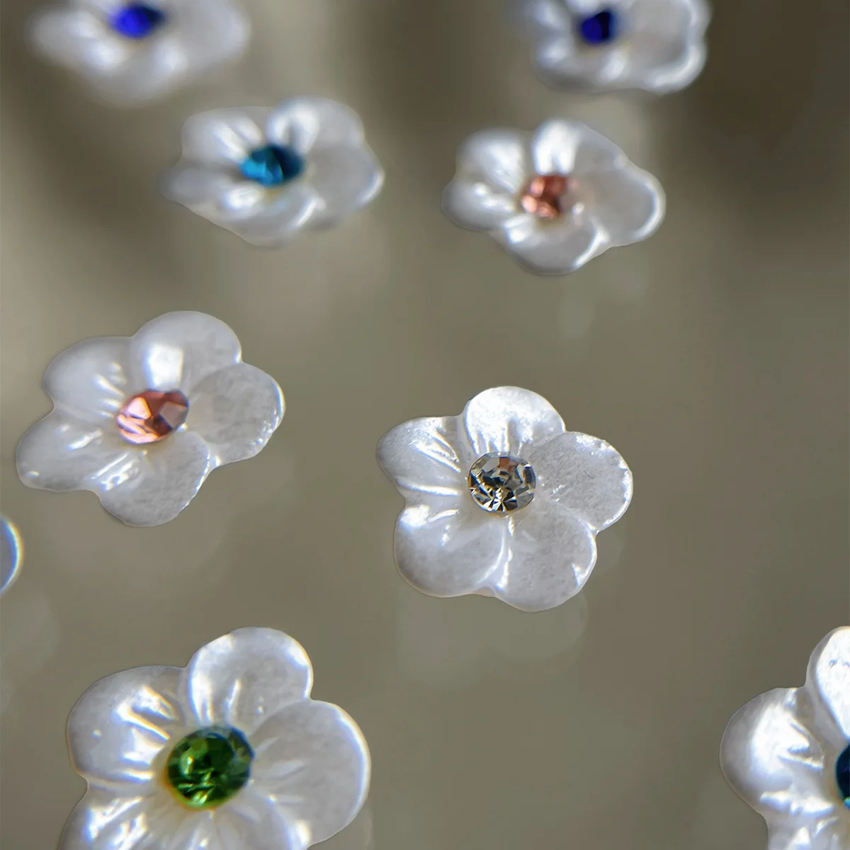 -Perlenblümchen- Süße reine Blumen-Nagelornamente, 5 Blütenblätter, Blüten-Harz-Zubehör, bunte Diamanten, Knospen-Nagel, schmücken Schmuckstücke 404