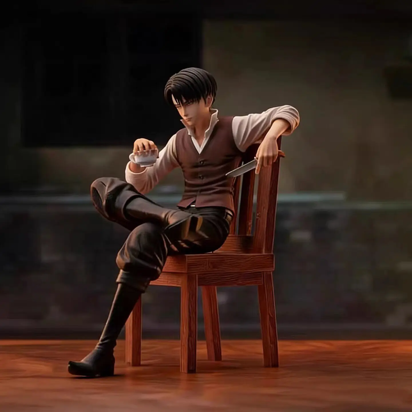 

Аниме-фигурка Леви Аккермана из «Атаки Титанов» в сидячей позе на стуле, коллекционная статуэтка, настольное украшение, модель для фанатов аниме и отаку.