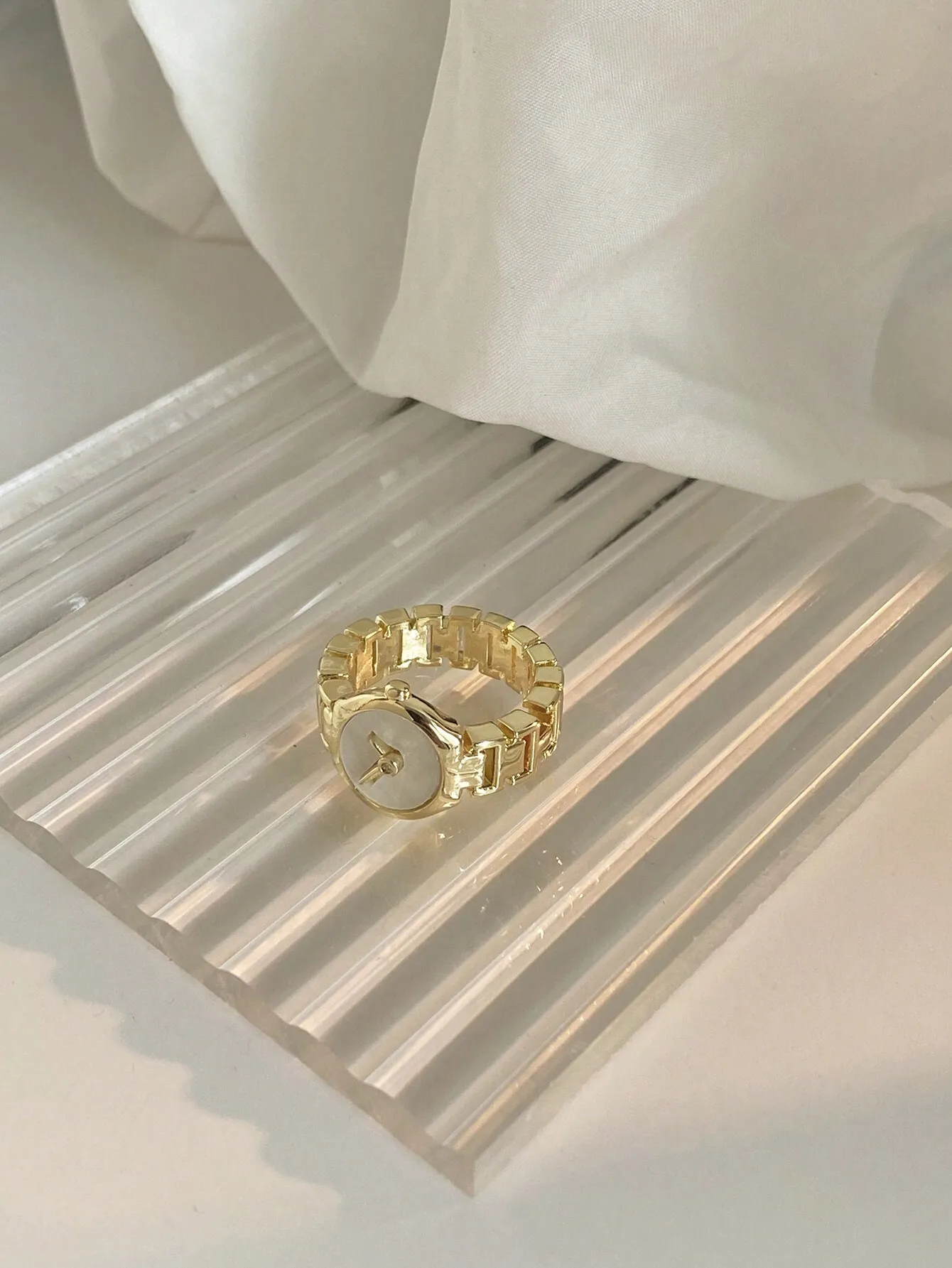 

Золотистое кольцо-часы с круглым циферблатом и геометрическим ремешком для женщин