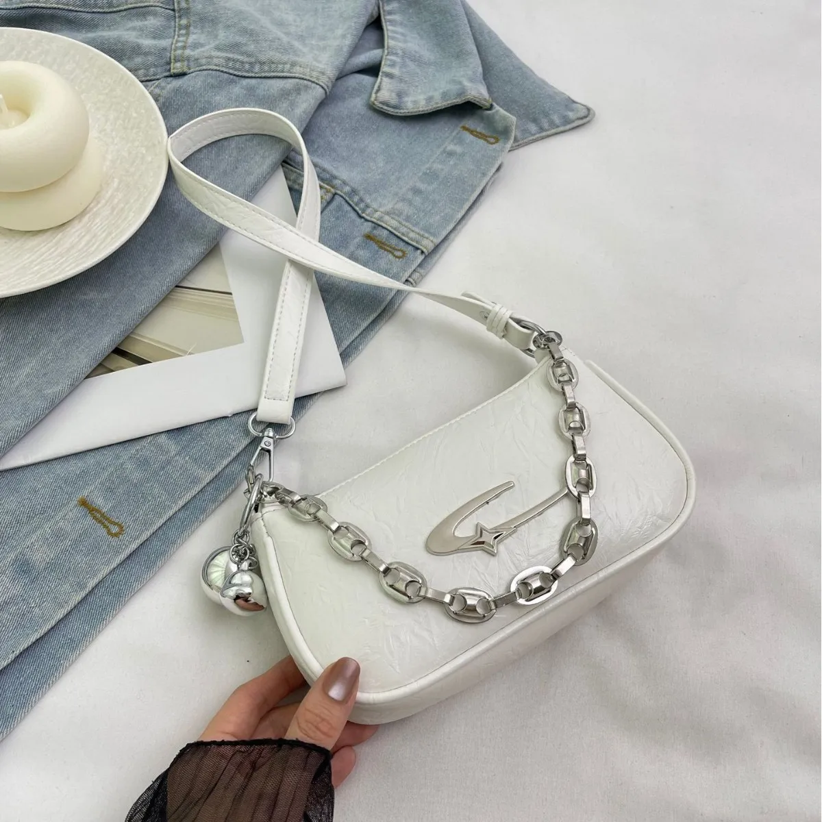Schicke Strukturierte Casual Tragetasche mit Silberkettendetail Unterarmtasche Abnehmbarer Anhänger Trendige Mini-Schultertasche für Frauen Alltag – Detail 7
