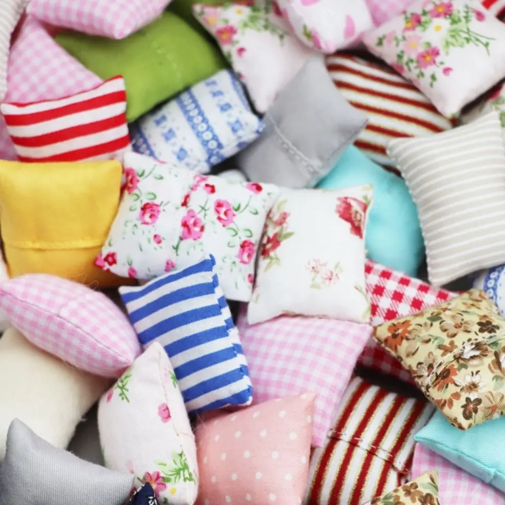 ของเล่นจำลอง 1:6/1:12 เฟอร์นิเจอร์บ้านตุ๊กตา อุปกรณ์เสริมบ้านตุ๊กตา หมอนรูปหัวใจลายดอกไม้ รุ่นผ้าสก็อตสีพื้น