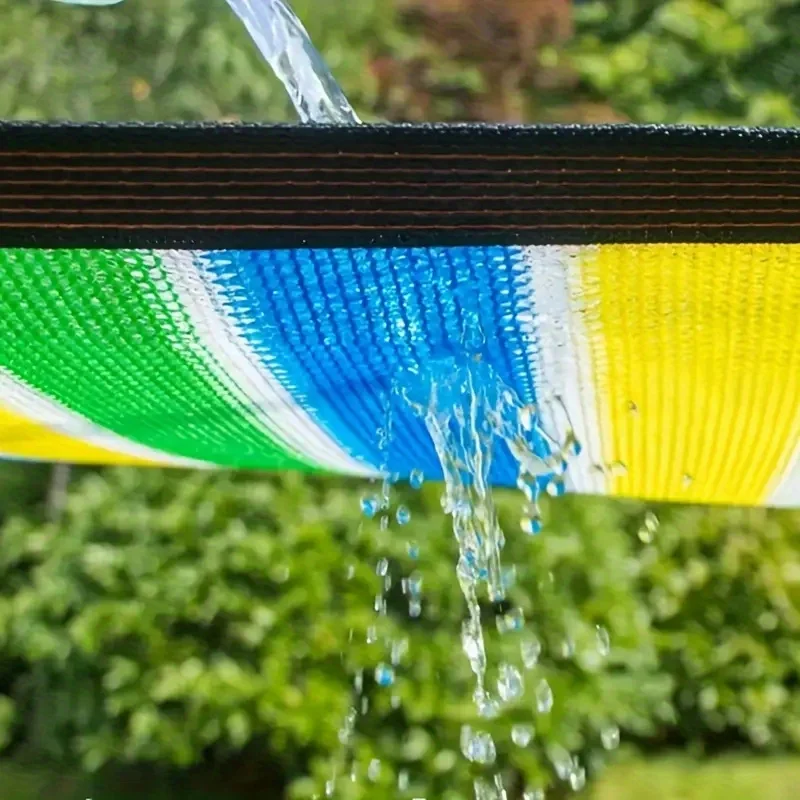 【抗積水排水日よけネット】中間が隆起したデザインと流路溝を組み合わせることで、雨水が素早く流れるようになります。