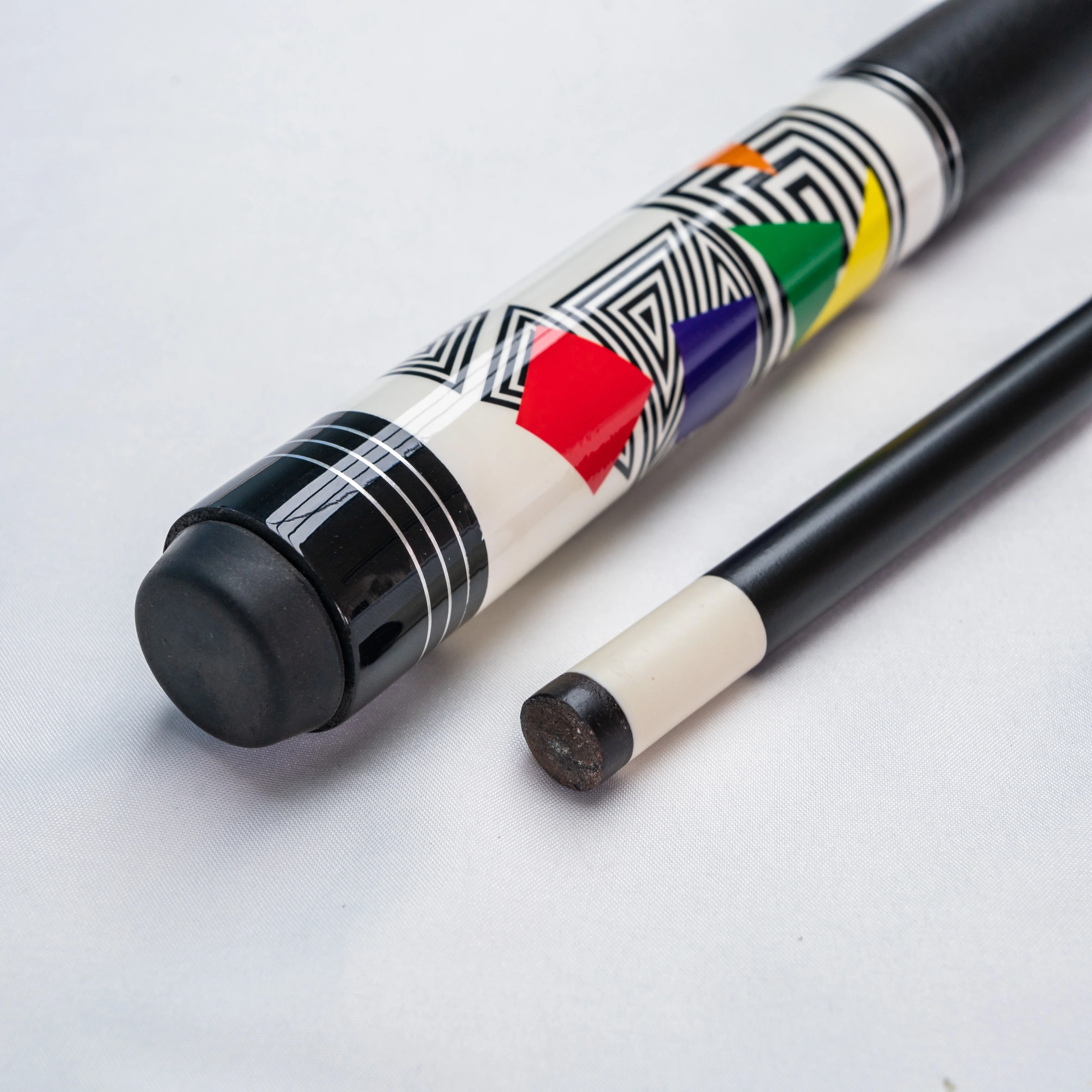 

High-Quality Carbon Pool Cue for Professional Nine-ball and Snooker Players - Balanced Weight and Superior Feel