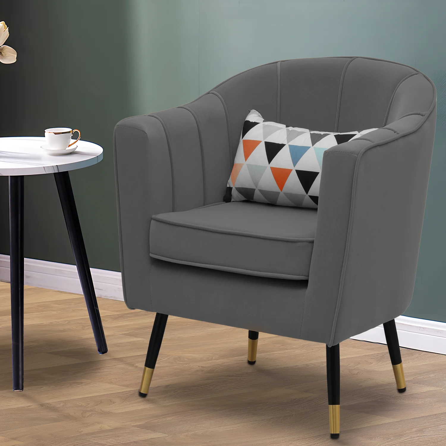 Cadeira de braço triangular colorida moderna Su com almofada, cinza