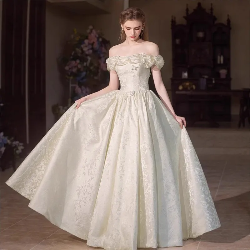 

One-shoulder Hepburn style printed satin white banquet dress with fairy-like charm