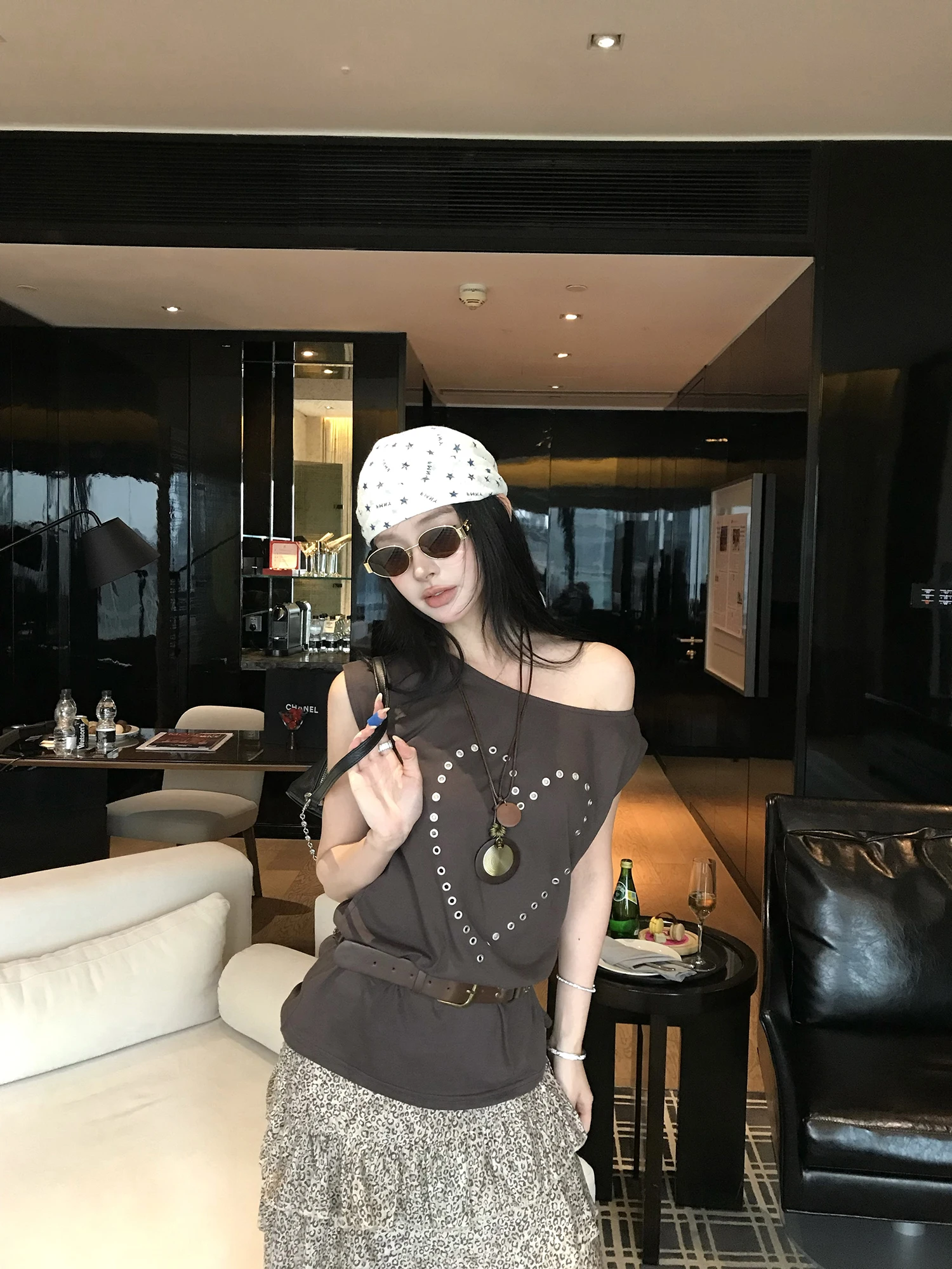 

Женская летняя футболка с коротким рукавом и металлическим принтом в виде сердца, с открытыми плечами, свободного кроя, в повседневном стиле, из хлопка