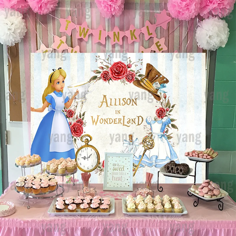 Красочный фон для фотографирования с изображением героев мультфильма «Алиса в стране чудес»