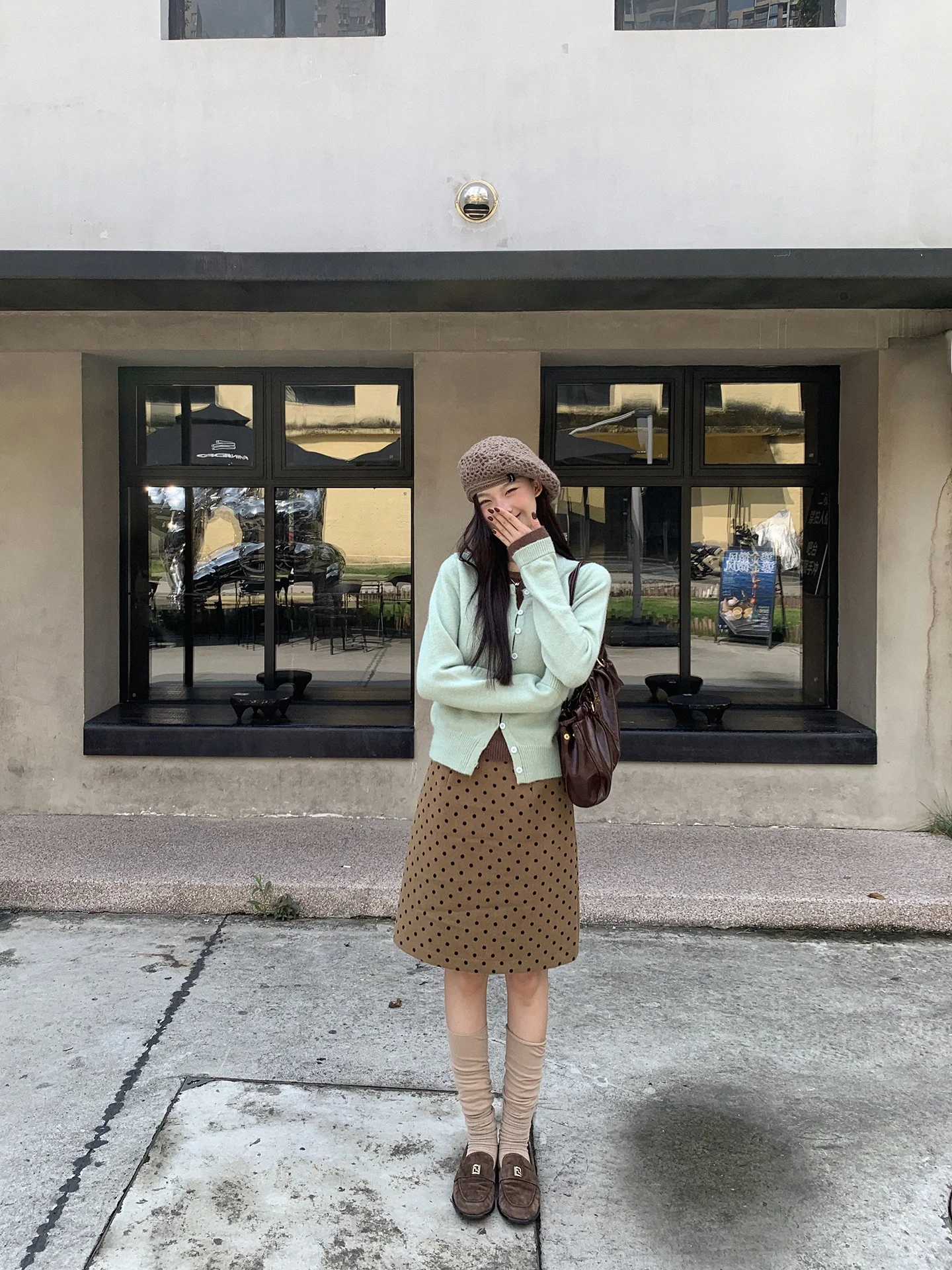 سترة محبوكة ضيقة للنساء موديل 2025 الجديد لخريف وشتاء الأزياء بتصميم قطعتين وهمي وحسية أنيقة