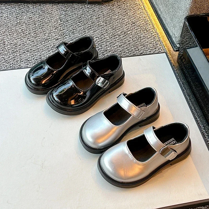 Meisjes Platte Schoenen Ronde Neus Gloss Kinderen Prinses Schoenen Met Metalen Decoratie 2024 Nieuwe Meisjes Zwarte Performance Schoenen Zachte Zool