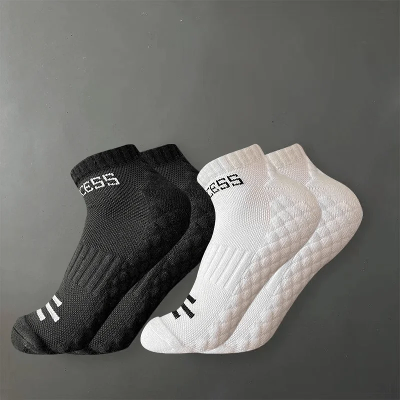 

4 pairs of black and white solid color sports socks, breathable soft soled basketball socks, casual outdoor socks