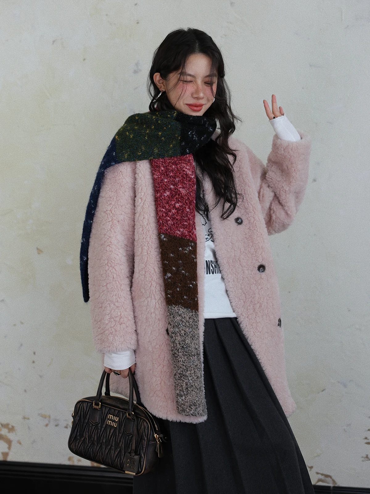 เสื้อโค้ทหนังและขนสัตว์เทียมแบบเรียบง่ายทรงหลวมสำหรับผู้หญิง ฤดูหนาว ดีไซน์กระดุมสองแถว ให้ความอบอุ่น  ผ้าหนังเทียมลายหนังแกะ