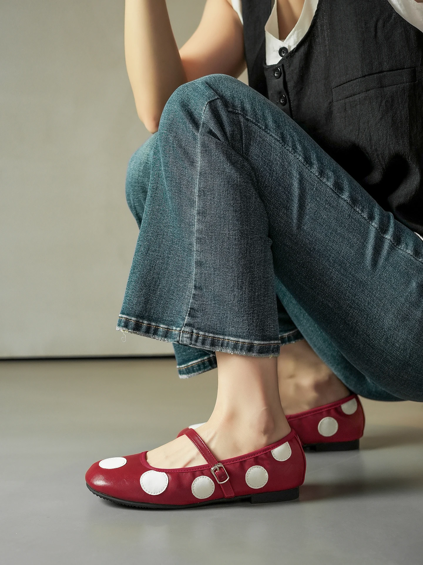 retro-polka-dot-leather-flat-bottom-ballet-shoes-women's-autumn-new-buckle-mary-janes-low-cut-single-shoes-fashionable-flats