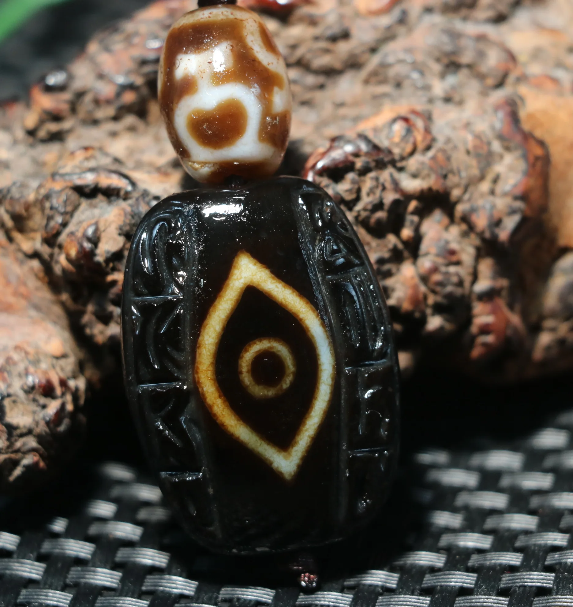 

Unique Pattern Energy Tibetan Old Agate Sculptural 6 OM Words Dragon Eyed Heaven Eye dZi Bead R TIMESTOWN