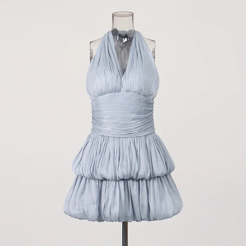 Lichtblauwe mini-jurk met halternek, gerimpelde bubbelzoom, glanzende satijnen feestcocktailjurk zonder rug