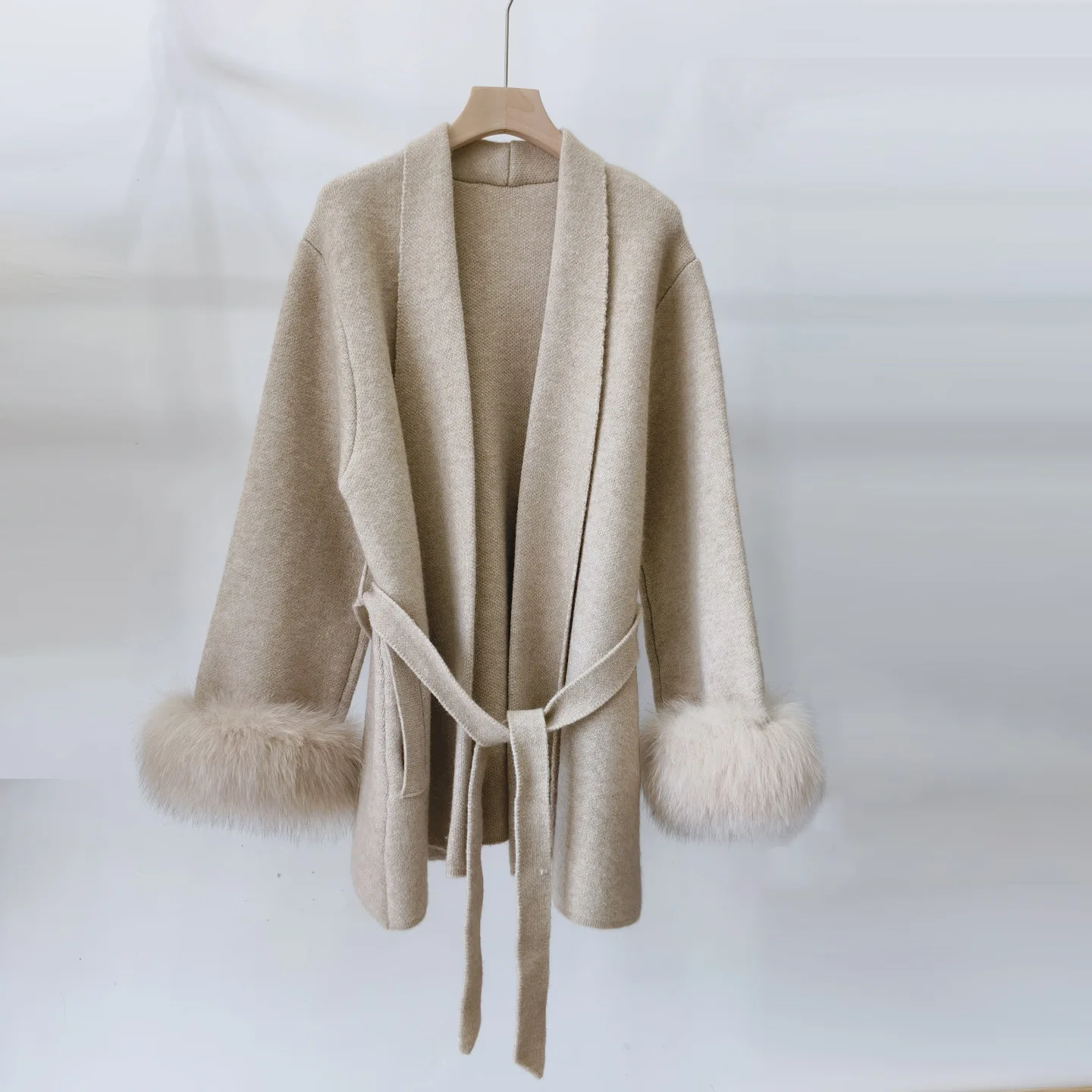 

2026 Весенний вязаный кардиган с лацканами из лисьего меха и v-образным вырезом, свитер, куртка, женский легкий меховой осенне-зимний стильный топ