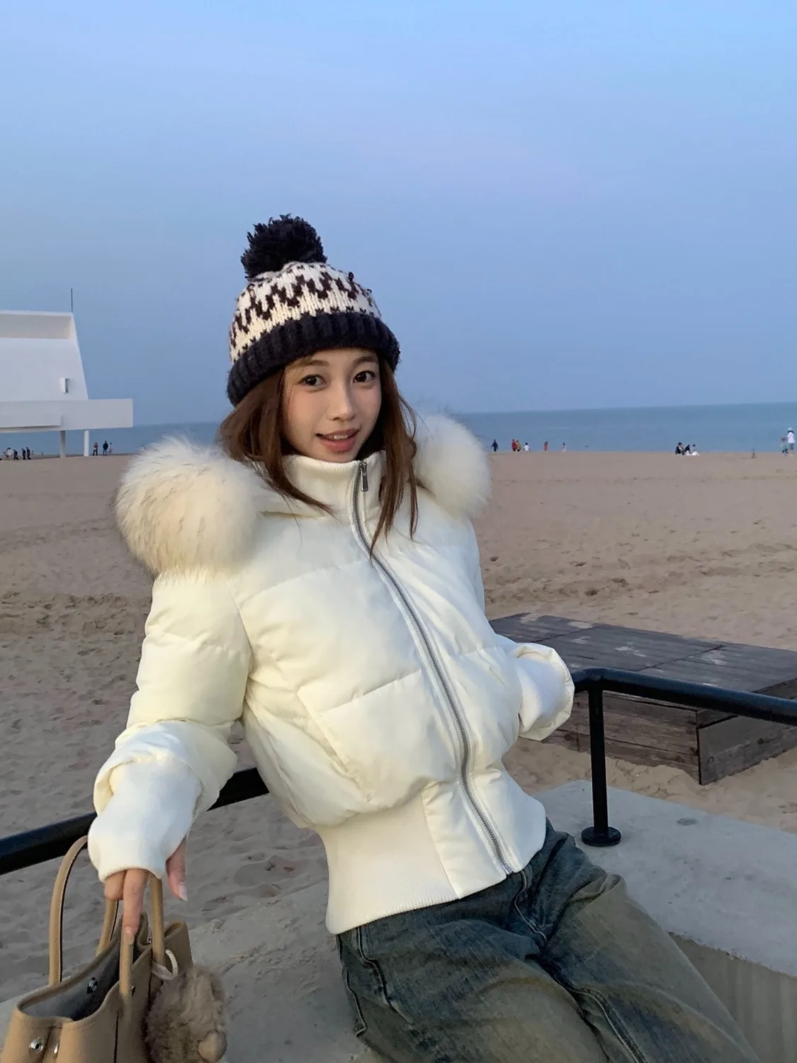 

Белая женская куртка с капюшоном, закрывающая талию, пуховая куртка, новинка зимы 2025 года, большой меховой воротник, верхняя одежда небольшого размера