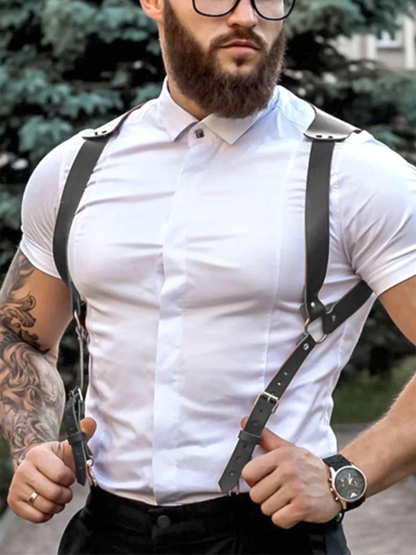 Rompi Kulit Gaya Gothic Punk dengan Hiasan Stud, Tali Selempang, dan Aksesoris Pakaian