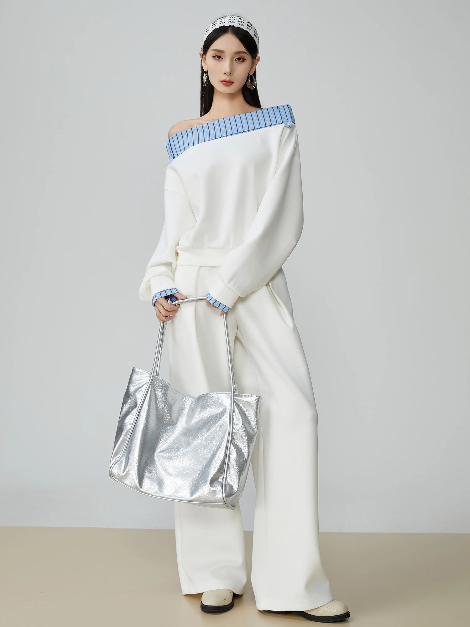 

Сине-белый полосатый худи с открытыми плечами и широкие брюки: комплект из двух предметов. Женская модная повседневная одежда. Новинка Весна 2025.