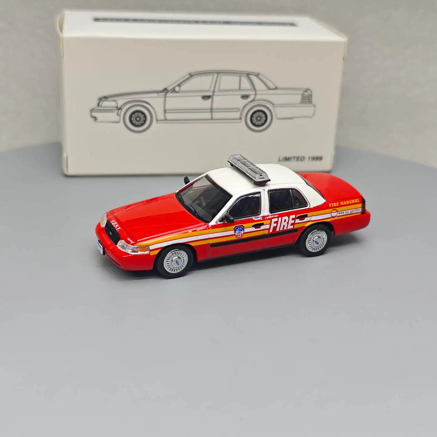 596 1:64 CV Crown Victoria - Departamento de Bomberos de la Ciudad de Nueva York 596 87 Modelo de Coche de Aleación Fundida a Presión, Regalo Coleccionable