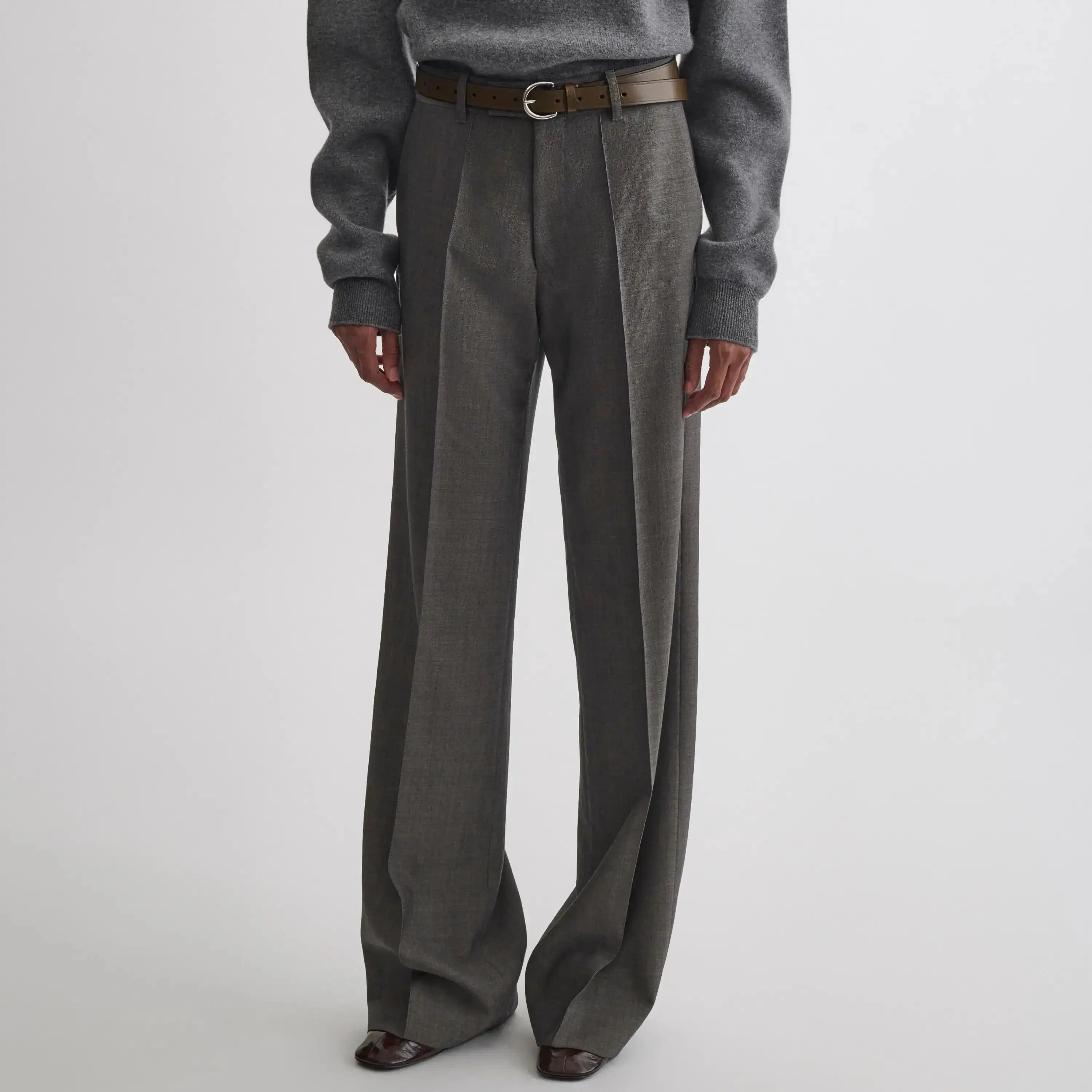 يتميز البدلة النسائية الجديدة ذات الخط العلوي على سترة بدلة Phoebe Philo المصنوعة يدويًا من قبل المصممين الكبار