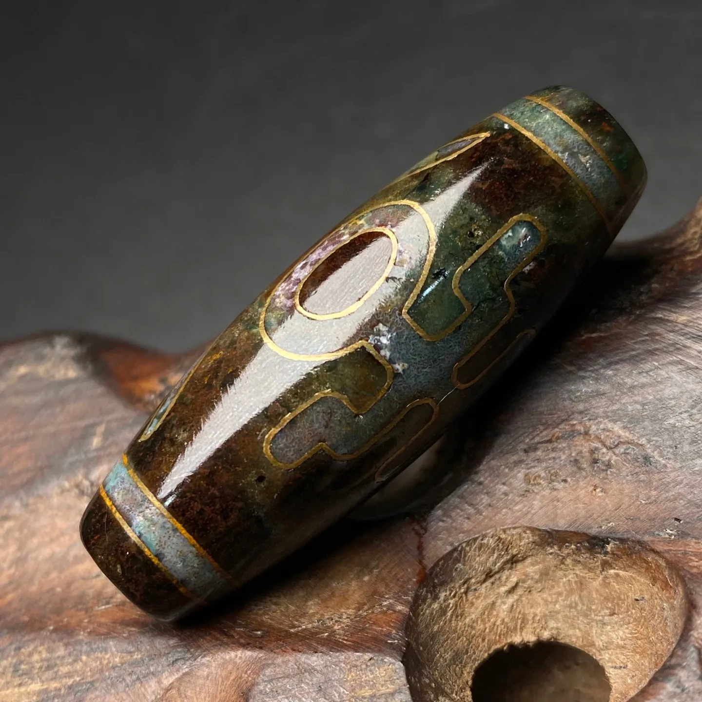 Tibetan Buddhism Agate Inlaid Gold Wire Guiren Totem Dzi Bead Pendant G265